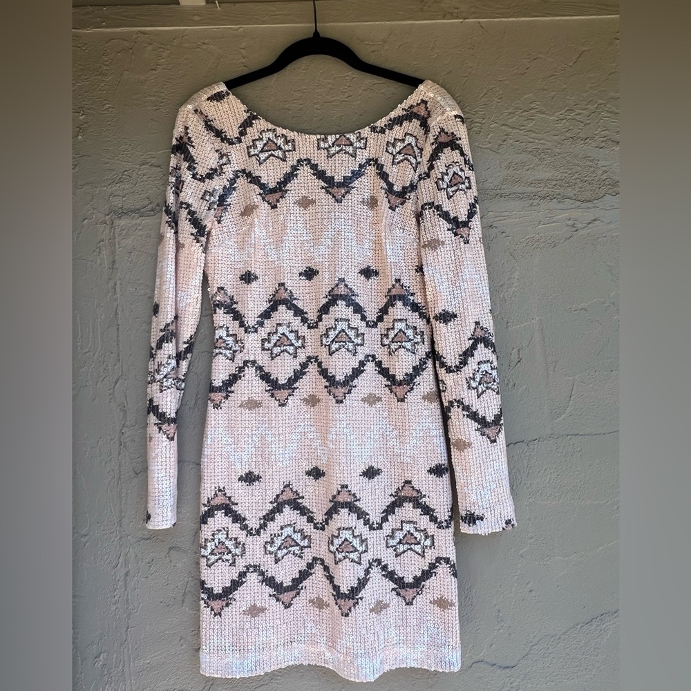 Chic Geometric Long Sleeve Open Back Dress in Cream and Black Pattern